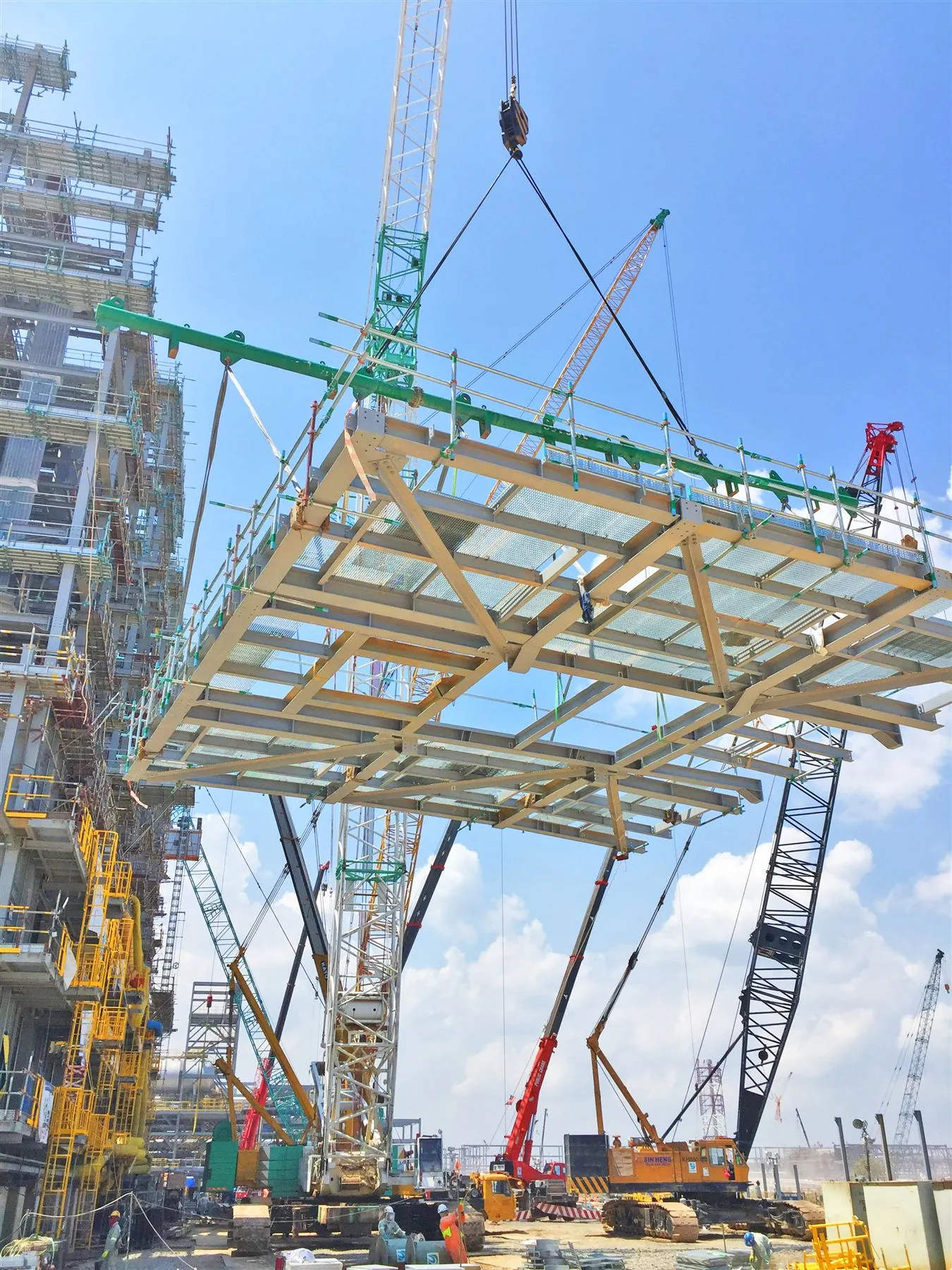 Steel module lifted by crane at the PETRONAS RAPID site
