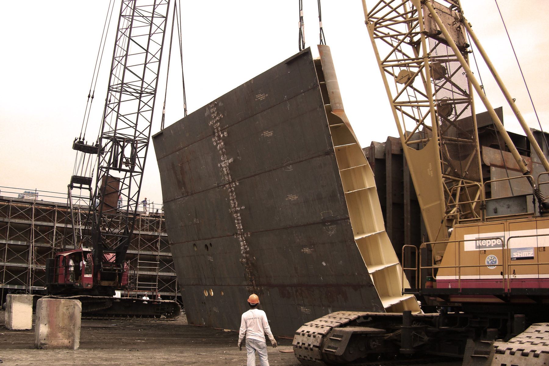 Lower pontoon block lifted by crawler crane
